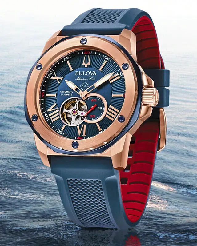 Reloj Bulova Marine Star automático con esfera azul y mecanismo a la vista, sobre el agua